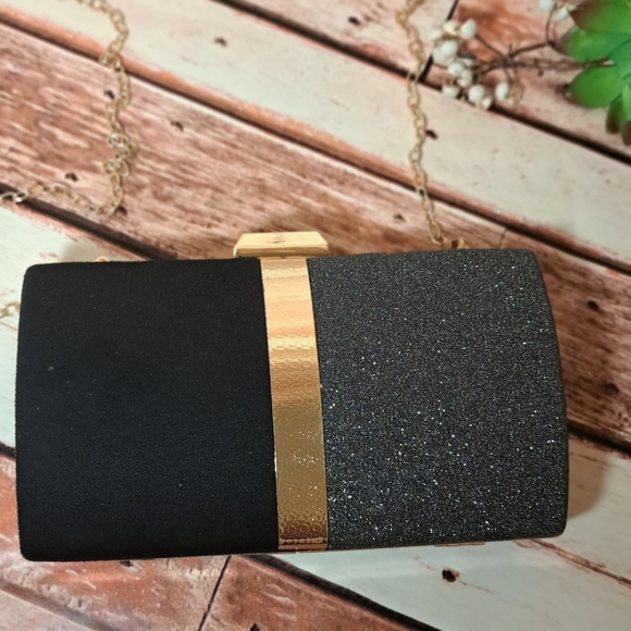 Gorgeous black evening bag with gold details - Picture 3 of 16